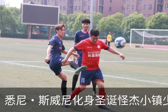 悉尼·斯威尼化身圣诞怪杰小镇少女，内衣广告提前过节